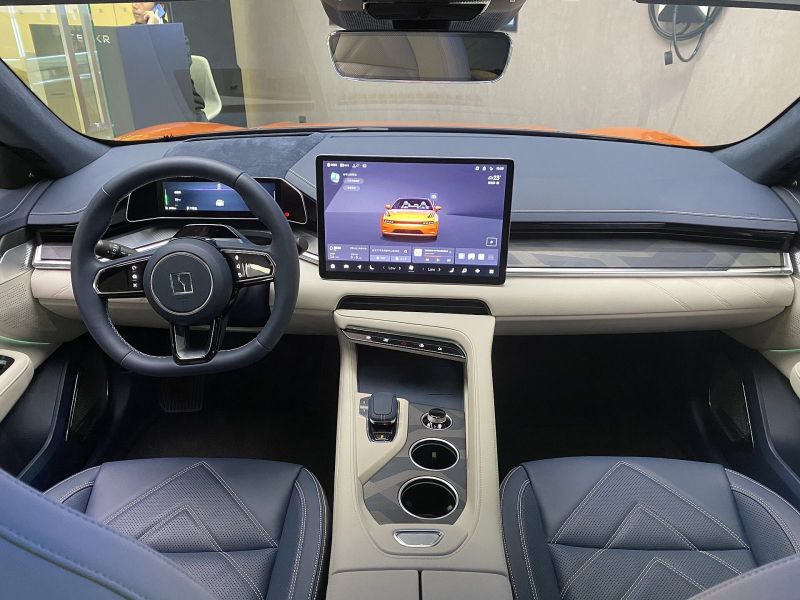 001 Long Range AWD — фото 3